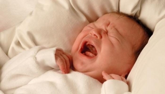 Почему плачет грудной ребенок: определяем и устраняем причину